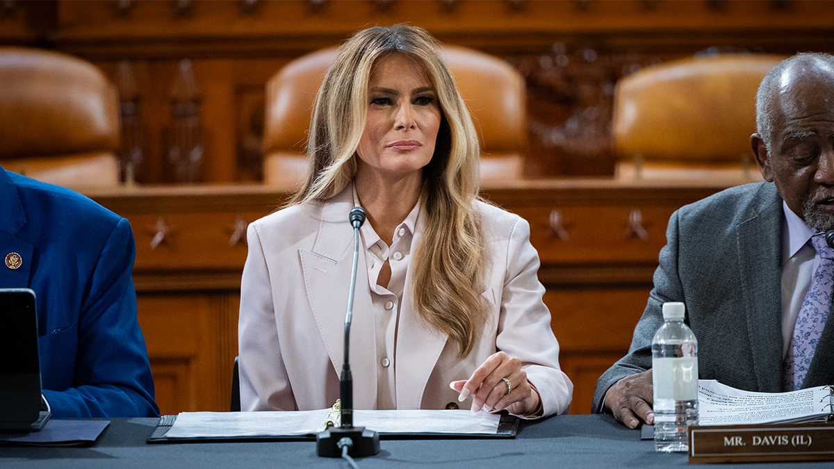 A primeira-dama Melania Trump faz comentários de abertura em uma mesa redonda com o congressista Danny Davis (D-IL).