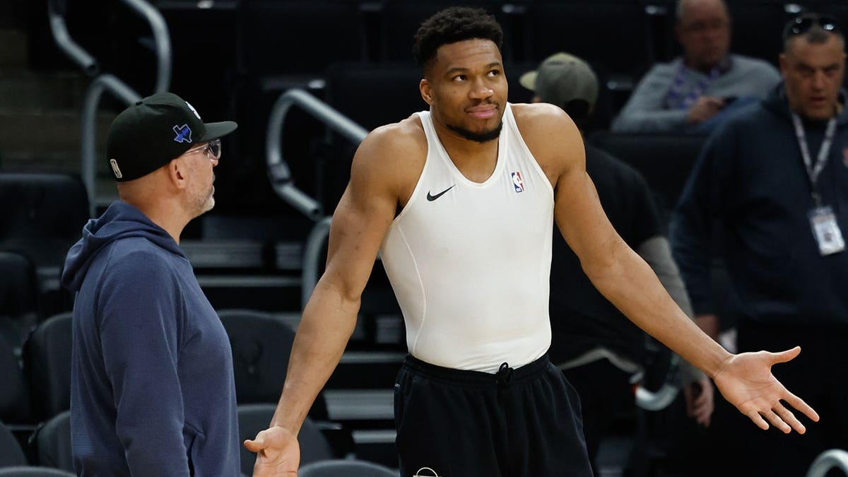 Milwaukee Bucks guardant  Giannis Antetokounmpo talking to Dallas Mavericks caput  manager  Jason Kidd connected  hoops  court