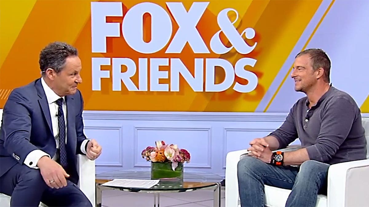 Brian Kilmeade e Bear Grylls no set de Fox & Friends