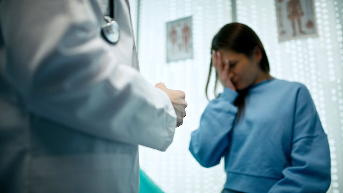 Um paciente visitando um médico de cuidados primários para um exame de saúde.