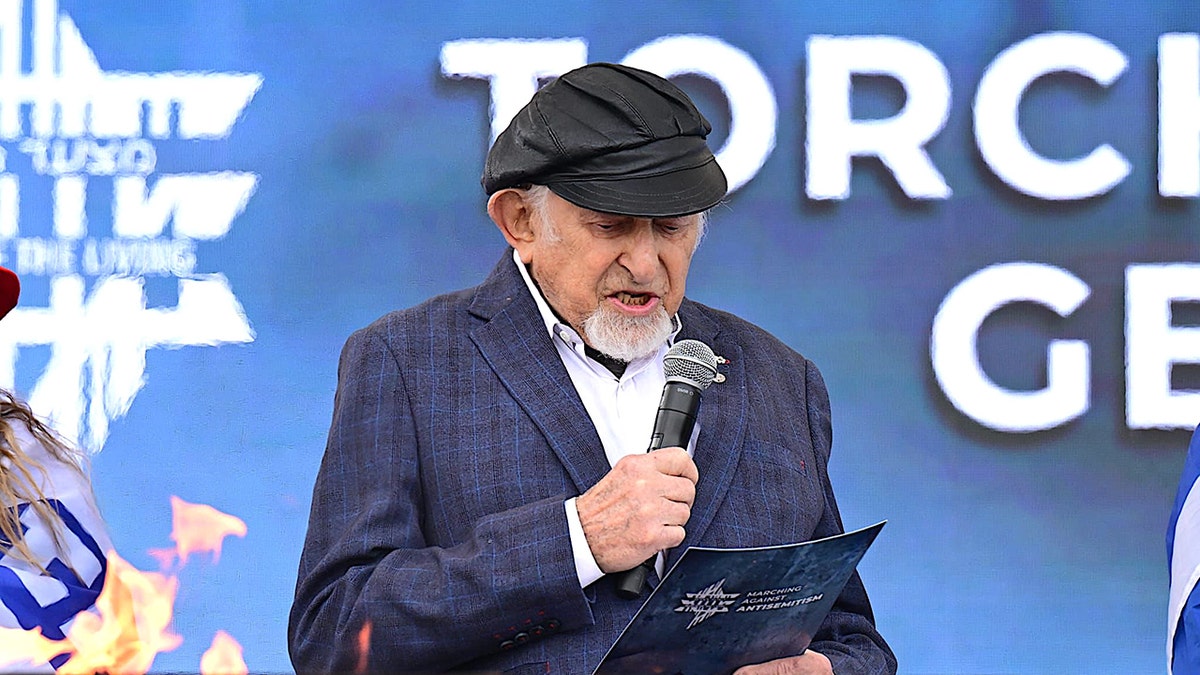 Holocaust survivor Nate Leipciger