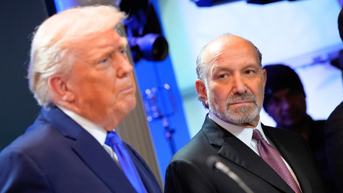 O secretário de Comércio dos EUA, Howard Lutnick, e o presidente Donald Trump são vistos durante uma coletiva de imprensa na Casa Branca.