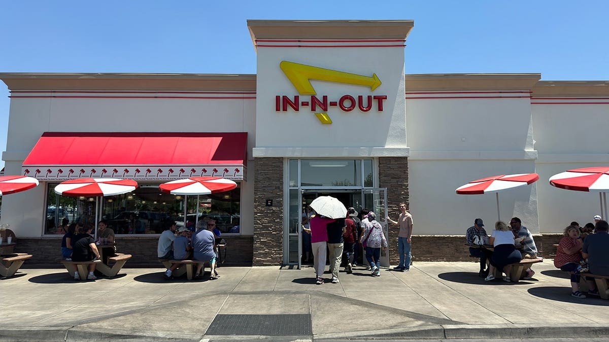 In-N-Out Burger restaurant with people outside in Washington Utah