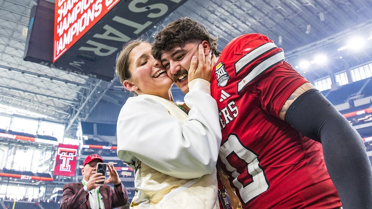 Jacob Rodríguez y su esposa Emma Rodríguez celebran en el estadio AT&T