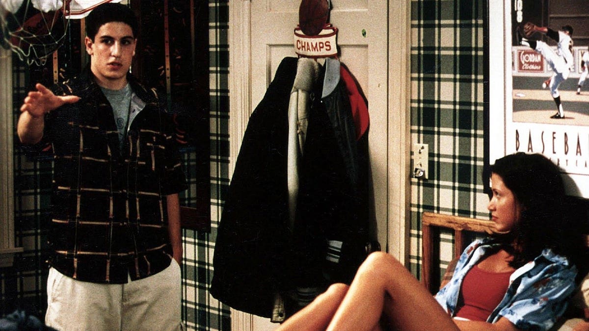 Jason Biggs and Shannon Elizabeth posing as characters Jim Levenstein and Nadia from American Pie