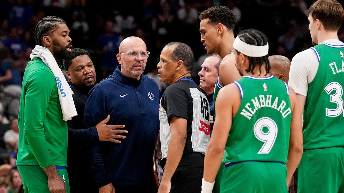 Jason Kidd fala com árbitro
