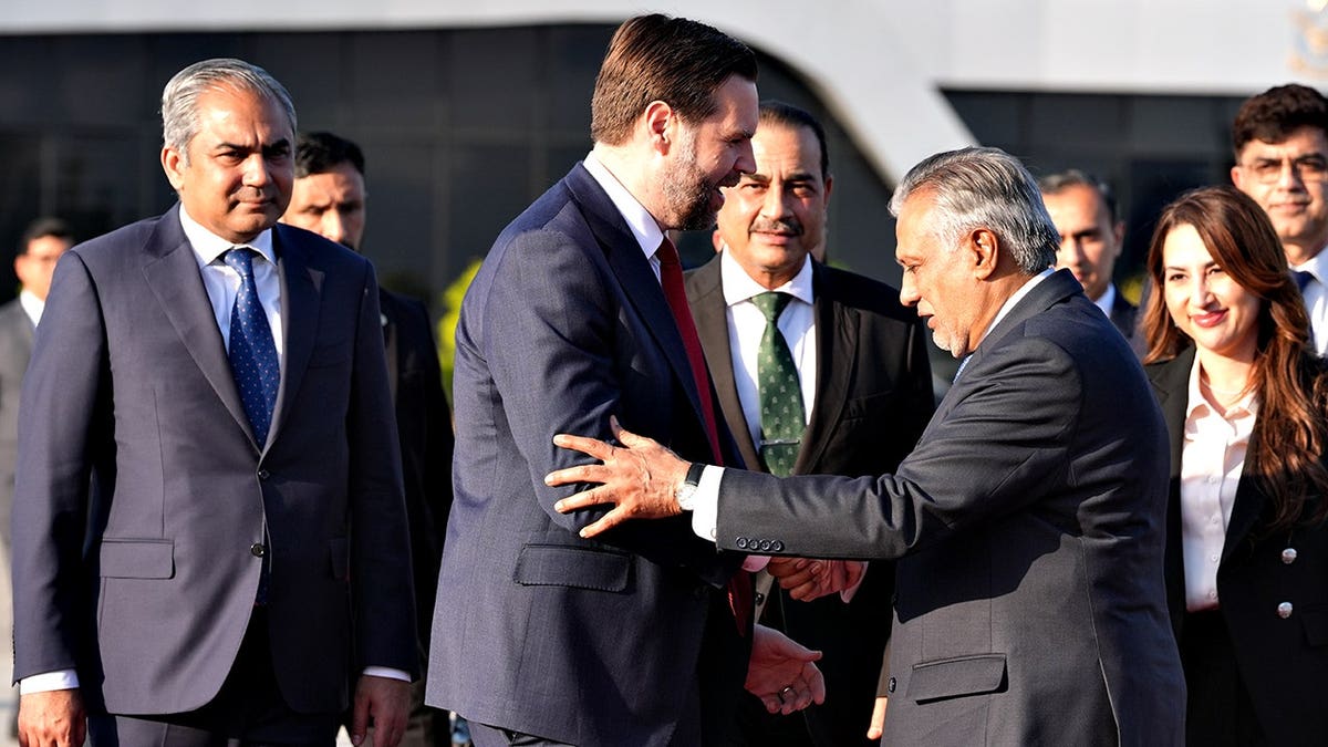 El vicepresidente JD Vance la mano del viceprimer ministro pakistaní Mohammad Ishaq Dar en Islamabad