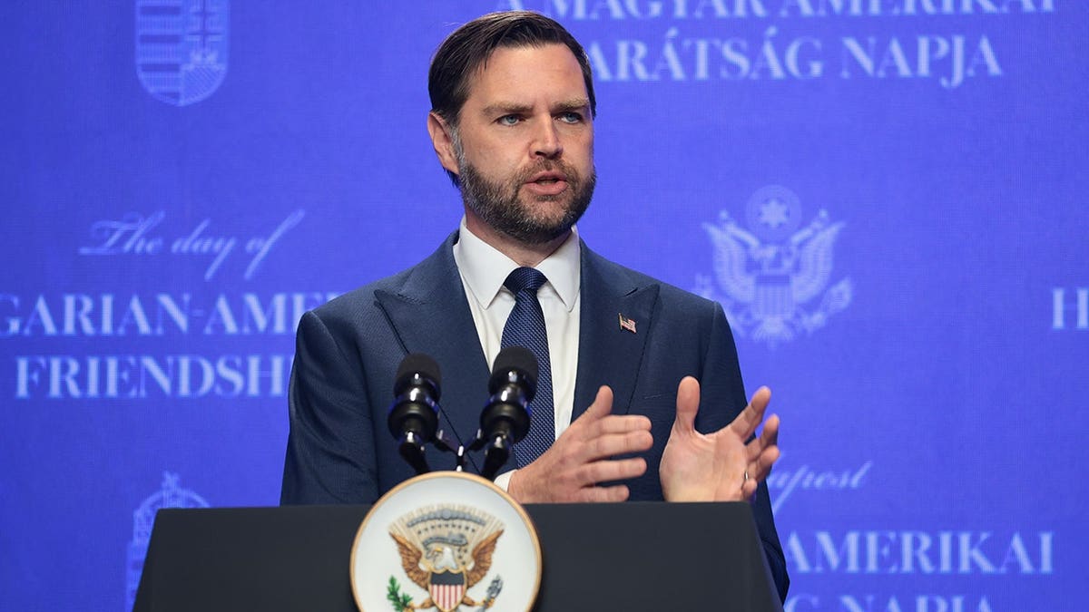 فانس يقول إن إيران لديها ‘طريقتان’ مع اقتراب الموعد النهائي البالغ 12 ساعة، ويصلي أن تكون الولايات المتحدة على ‘جانب الله’ في القضاء على التهديد النووي