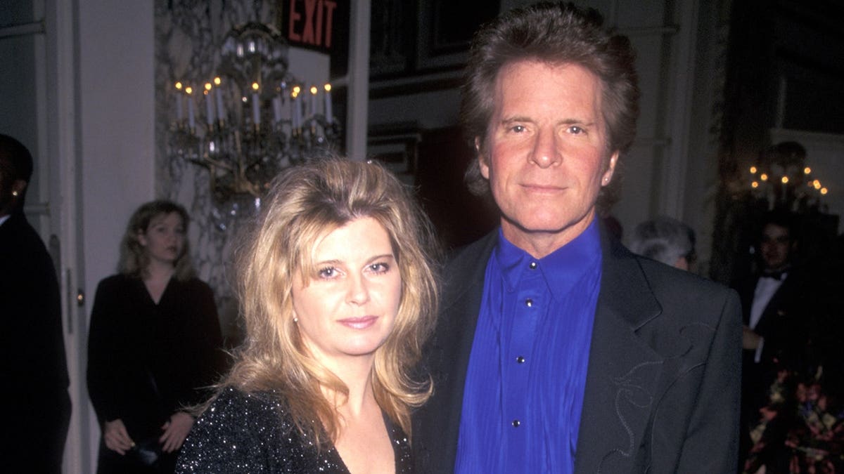 John Fogerty e Julie Fogerty no Grammy Awards em Los Angeles em fevereiro de 1998