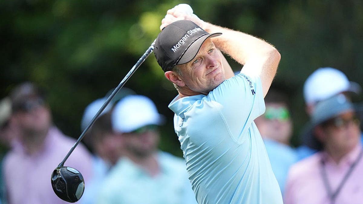 Justin Rose acerta uma tacada inicial