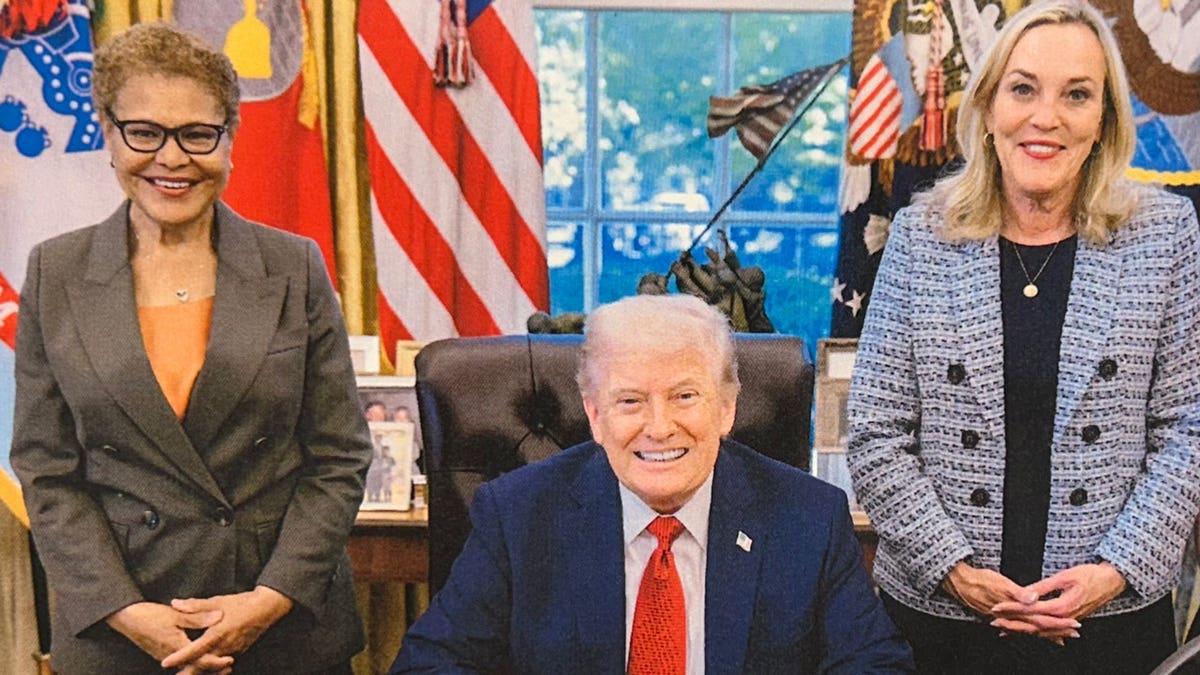 A prefeita de Los Angeles, Karen Bass, a supervisora ​​de Los Angeles, Katherine Berger, e o presidente Donald Trump