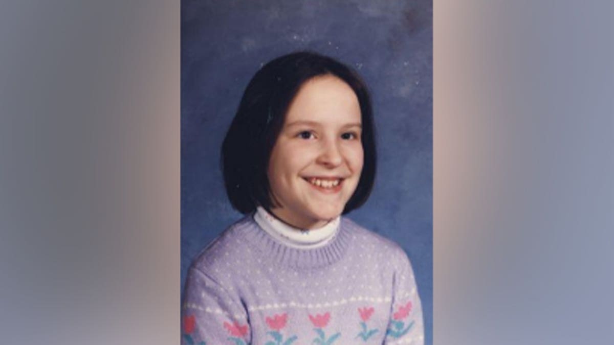 Kathleen Flynn, de 11 años, caminando por una acera en Norwalk, Connecticut