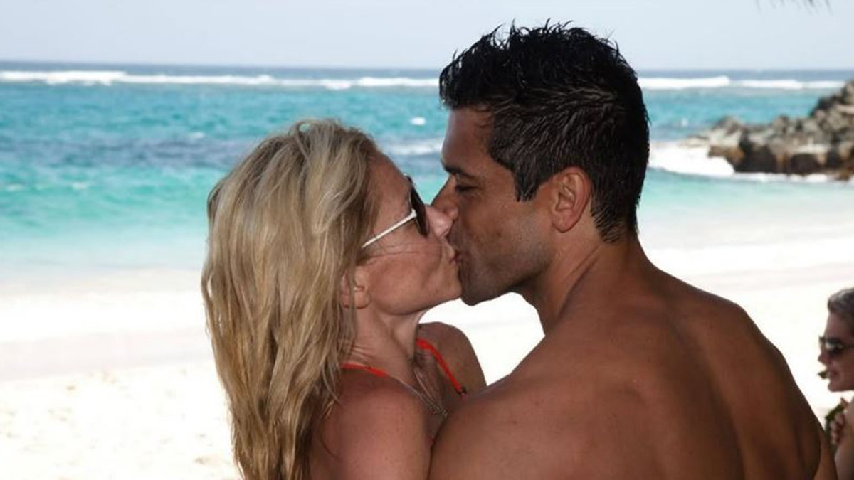 Kelly Ripa and Mark Consuelos kissing