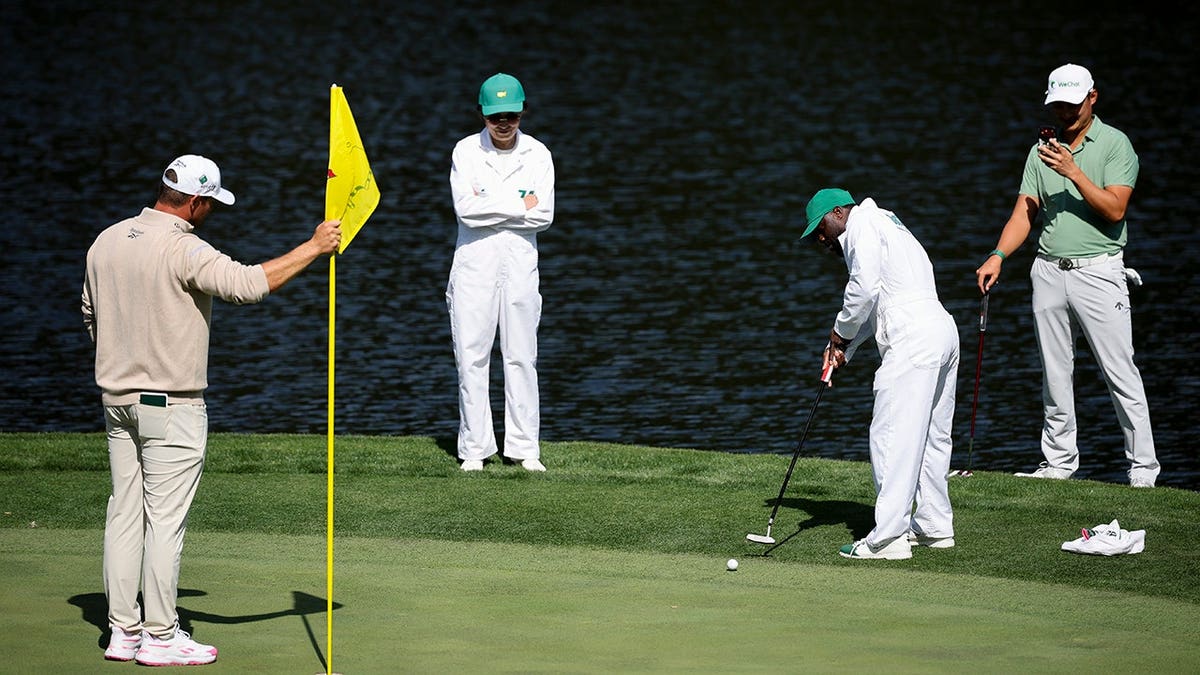 Kevin Hart putting connected  the ninth greenish  with Bryson DeChambeau holding the emblem  and Haotong Li recording.