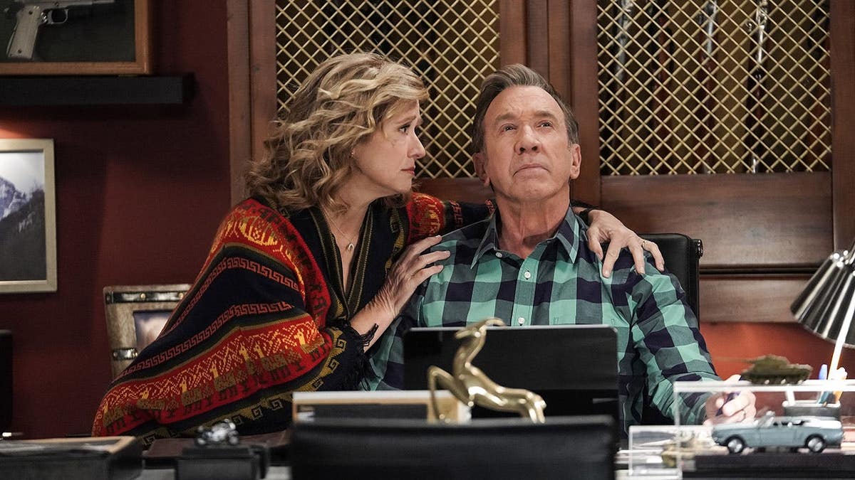 Nancy Travis e Tim Allen juntos no set de Last Man Standing