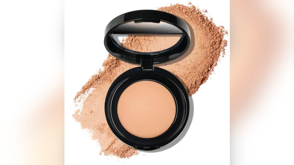Defina sua maquiagem com este pó.