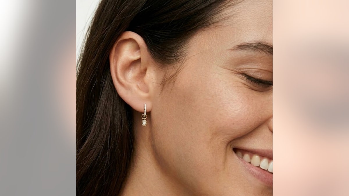 Obtenha o melhor em argolas e tachas em um conjunto de brincos.