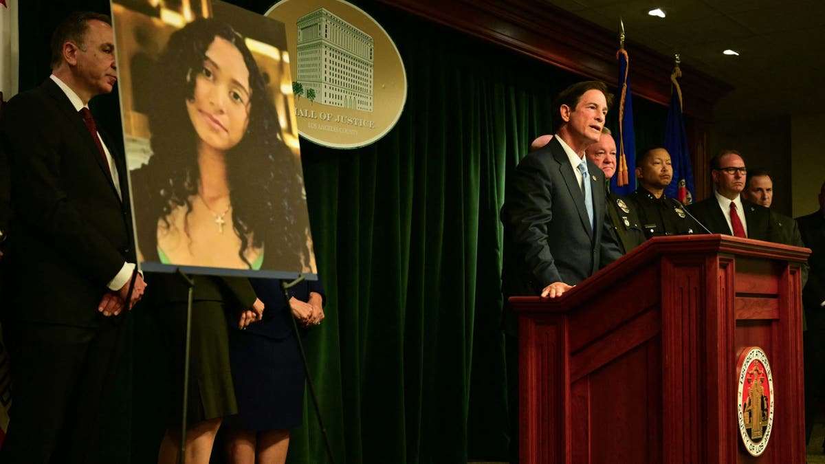 El fiscal del condado Los , Nathan J. Hochman, y el jefe de la Policía de Los Ángeles, Jim McDonnell, en una rueda de prensa