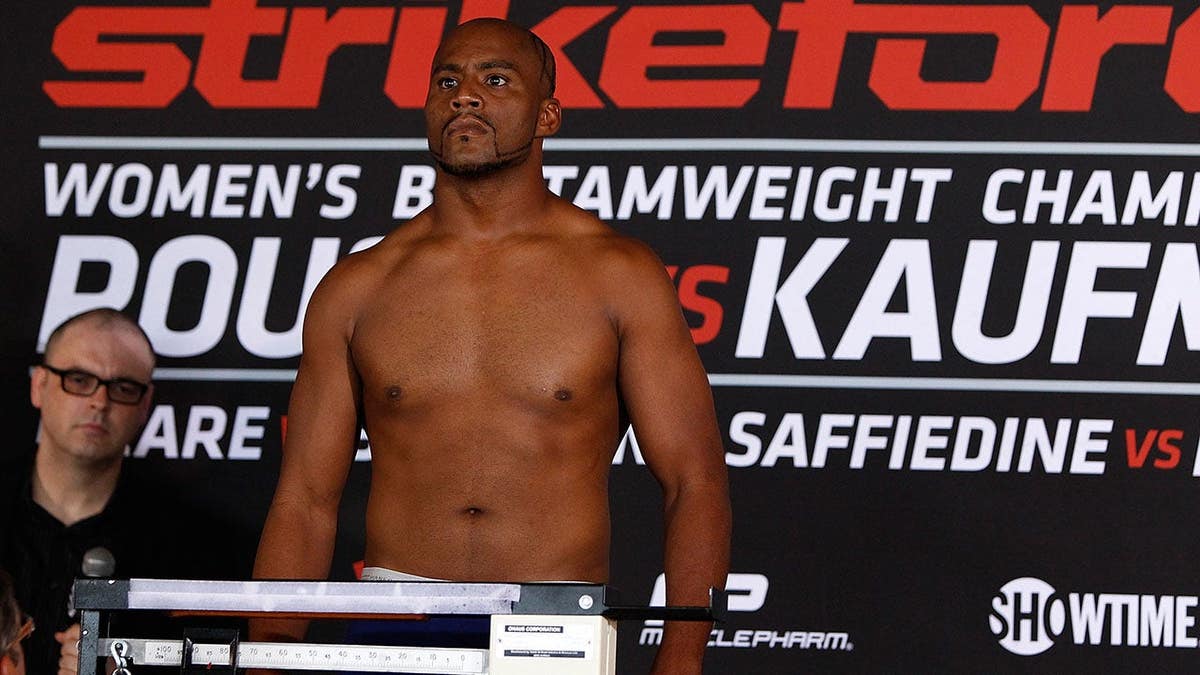 Lumumba Sayers making weight at Strikeforce weigh-in in San Diego