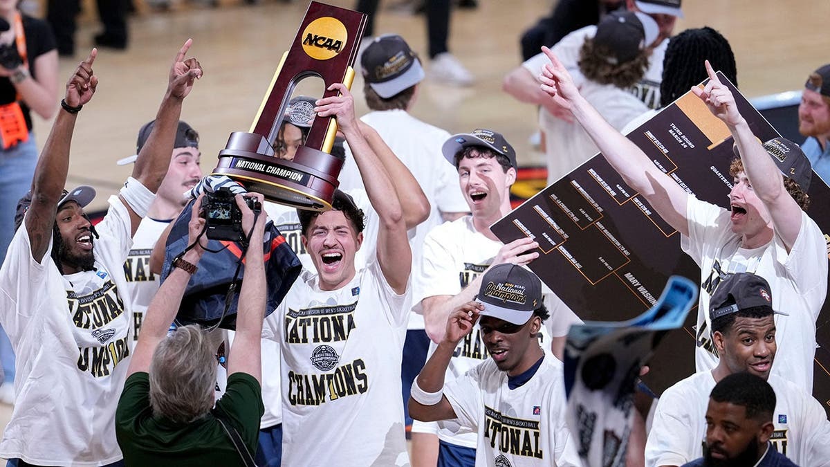 Mary Washington Eagles celebrating after winning NCAA Division III men's basketball championship