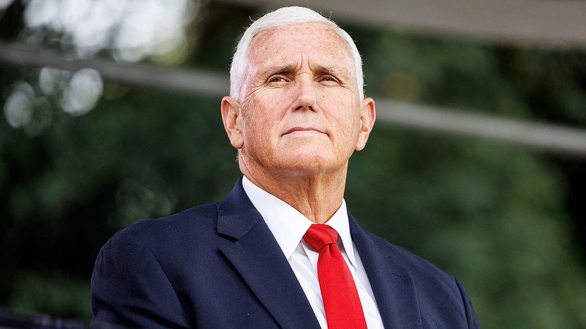 مایک پنس، معاون رئیس‌جمهور سابق، در سخنانی که در یک تظاهرات علیه رژیم ایران، سازماندهی شده توسط شورای ملی مقاومت ایران، در تاریخ ۶ سپتامبر ۲۰۲۵ در بروکسل، بلژیک ایراد شد. (سیمون ولفارت/AFP از طریق گتی ایمیجز)