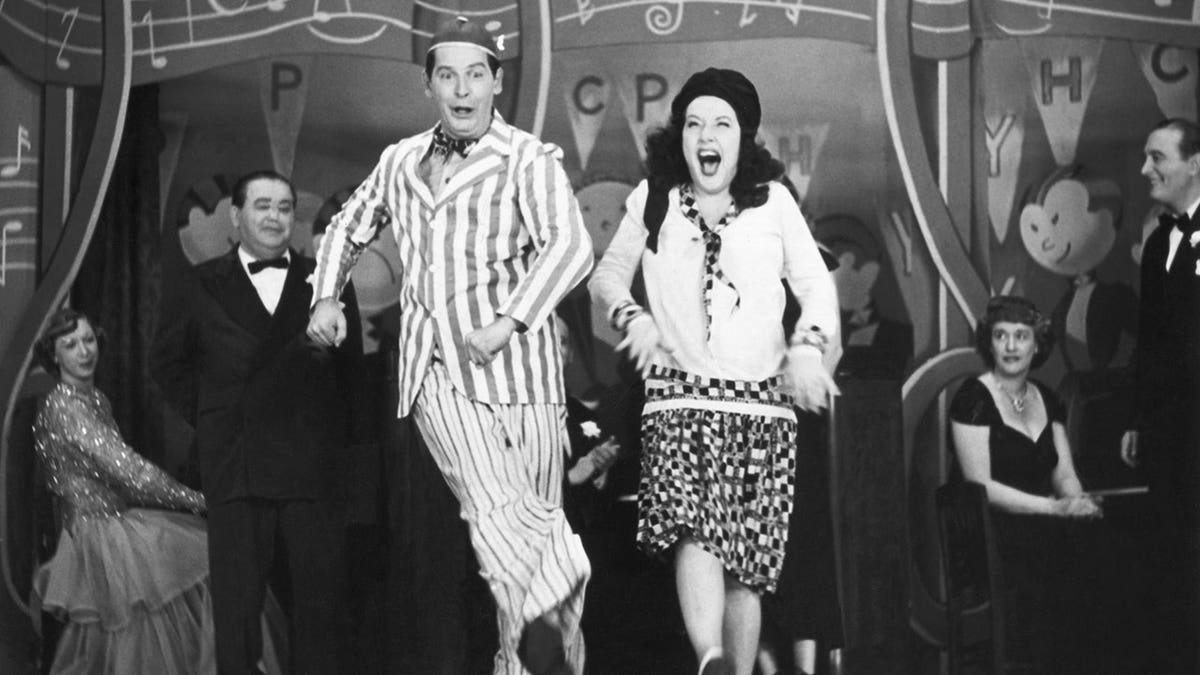 Milton Berle e Ethel Merman se apresentando no palco do Texaco Star Theatre