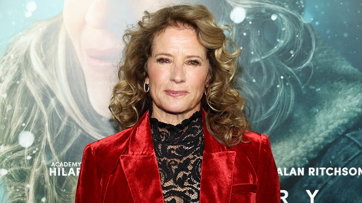 Nancy Travis na estreia de Ordinary Angels em Nova York