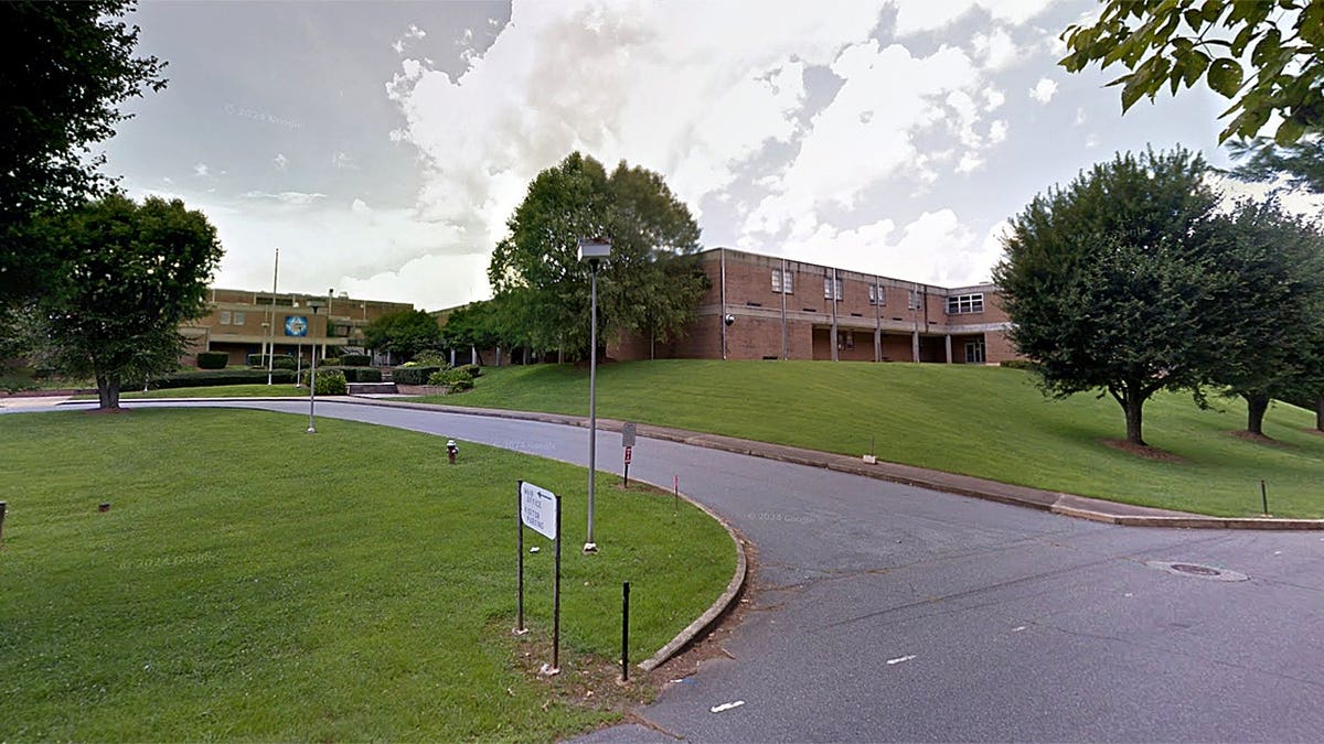 Vista esterna della McDowell High School nella Carolina del Nord