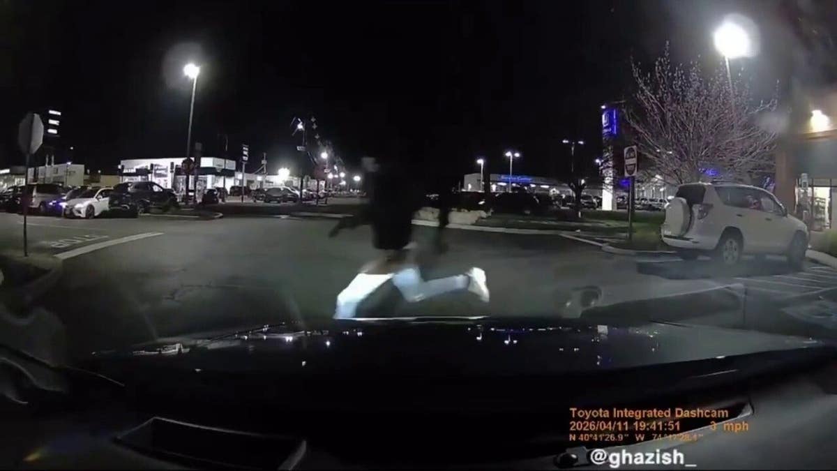 Un tipo sale corriendo de un Chick-fil-A de Nueva Jersey con una pistola en la mano