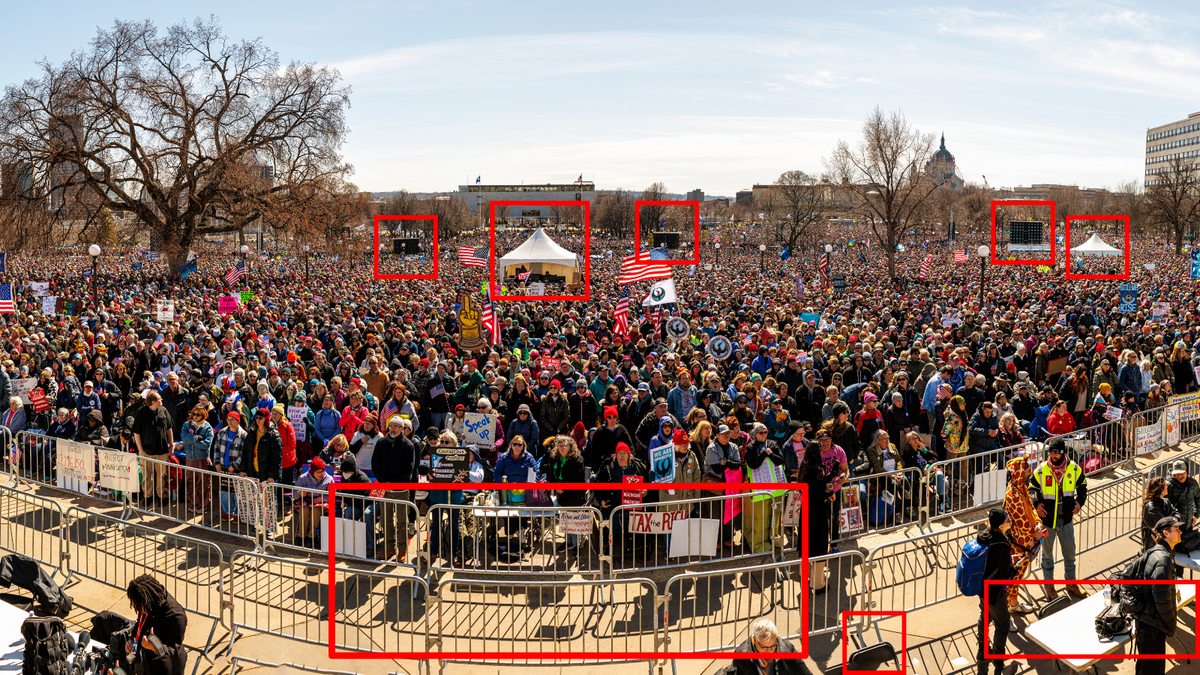 Vendedores profissionais de No Kings protestam em 28 de março de 2026 em St.