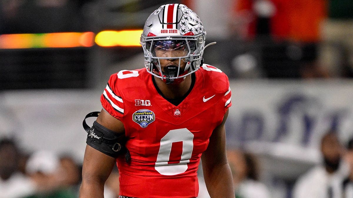 Ohio State Buckeyes linebacker Sonny Styles in position on the field at AT&T Stadium