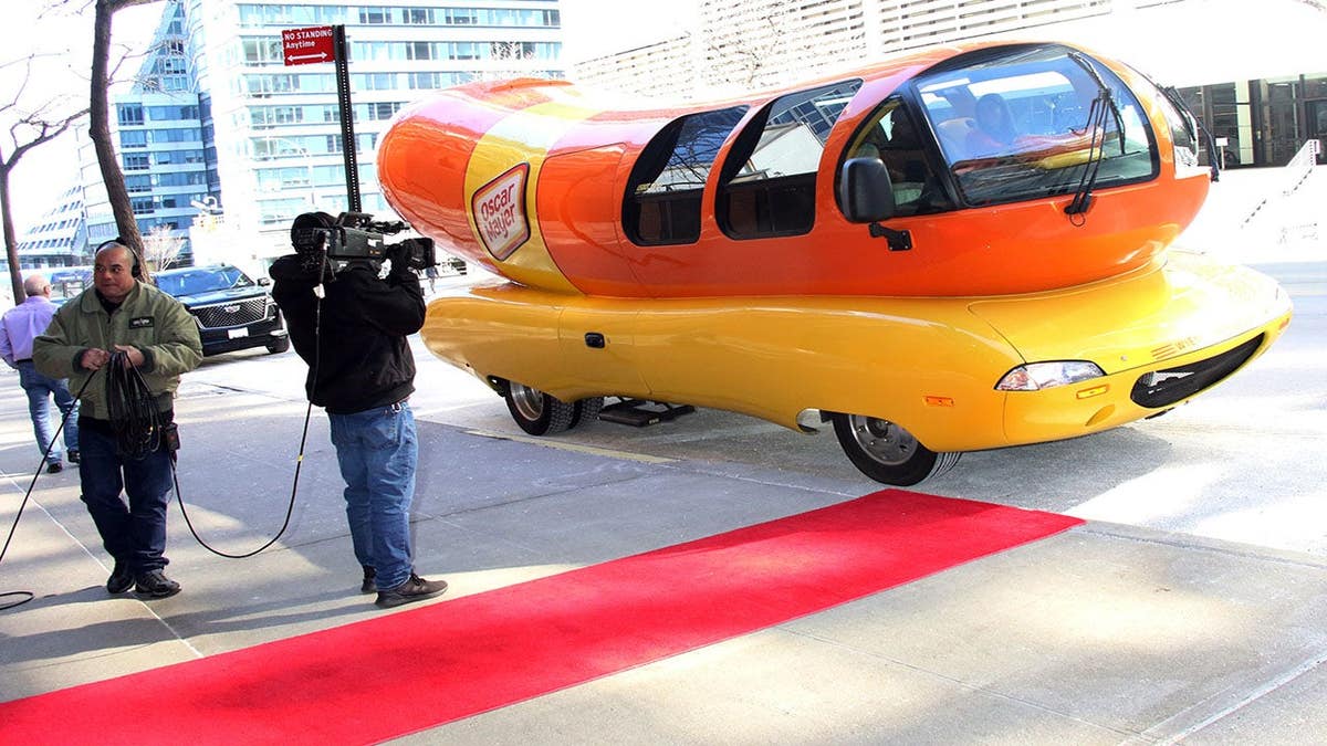 Oscar Mayer Wienermobile parcheggiata in una strada di New York City
