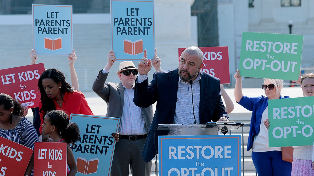 Unos padres de las Escuelas Públicas del Condado de Montgomery Washington, D.C. cerca de Washington, D.C., se manifiestan frente al Tribunal Supremo de los Estados Unidos.