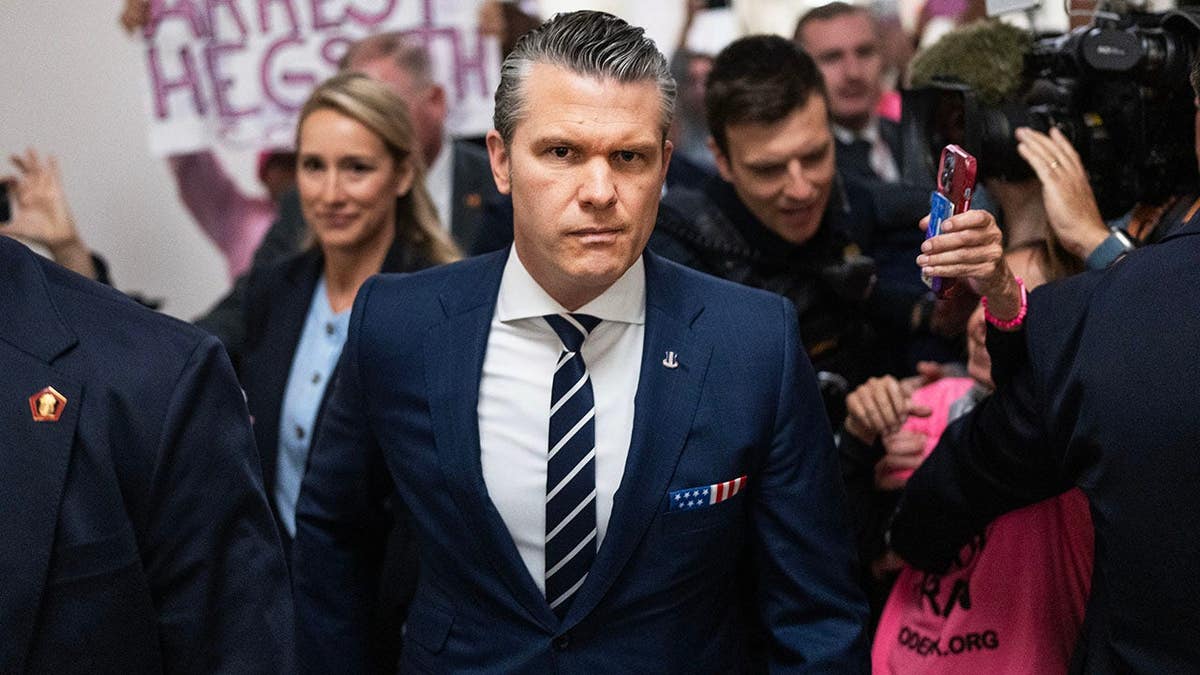 El secretario de Defensa, Pete Hegseth, y su esposa, Jennifer a una audiencia en el Congreso
