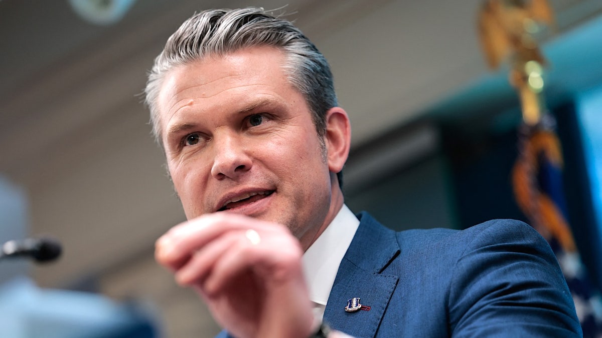 El ministro de Defensa, Pete Hegseth, advierte a Irán