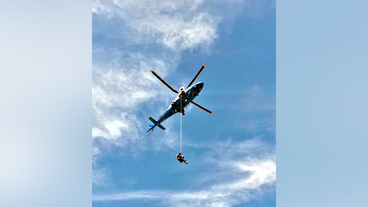 Un helicóptero que rescata a un hombre