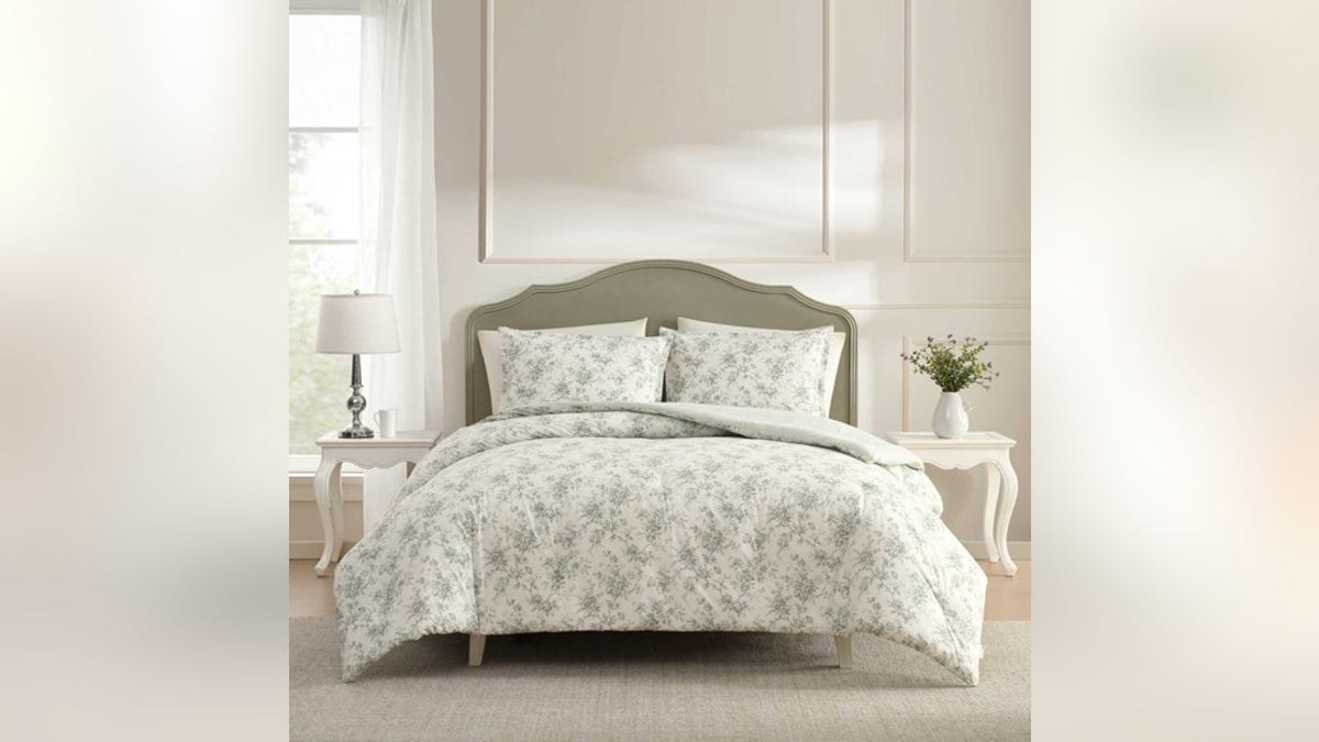 Bring an outside feel inside your bedroom. 