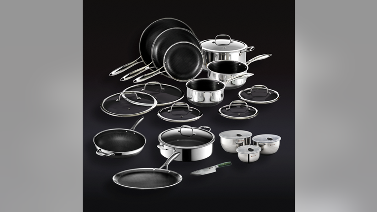 Get additional pots and pans in this holiday-themed bundle. 