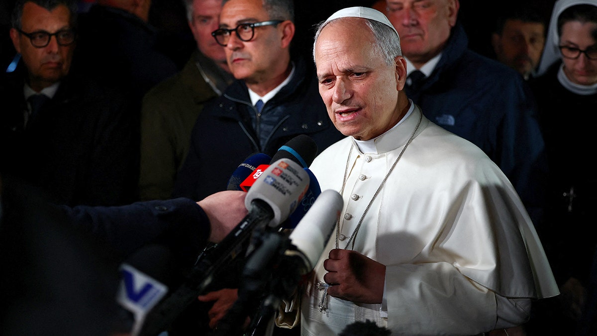 El papa León XIV hablando con los medios de comunicación frente a la residencia papal en Castel Gandolfo