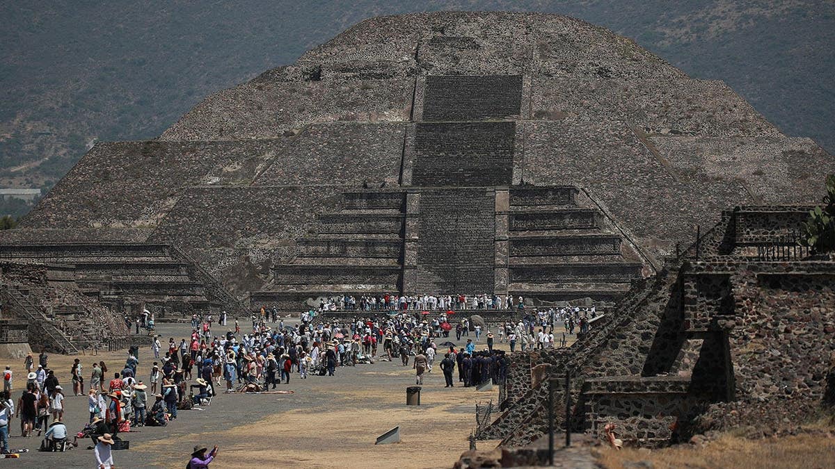 Persone che visitano la Piramide del Sole a Teotihuacan vicino a Città del Messico.