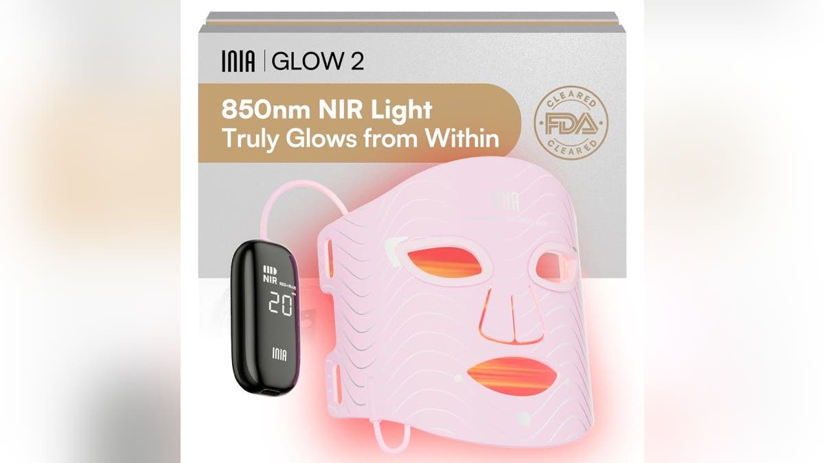 Experimente uma máscara de terapia de luz vermelha por menos.