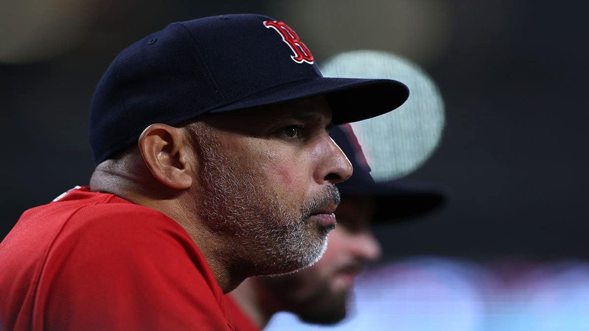 O técnico Alex Cora, do Boston Red Sox, observando do banco de reservas no Oriole Park em Camden Yards