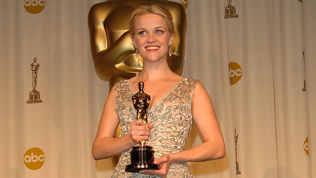 Reese Witherspoon com seu Oscar no Oscar em Los Angeles em março de 2006.