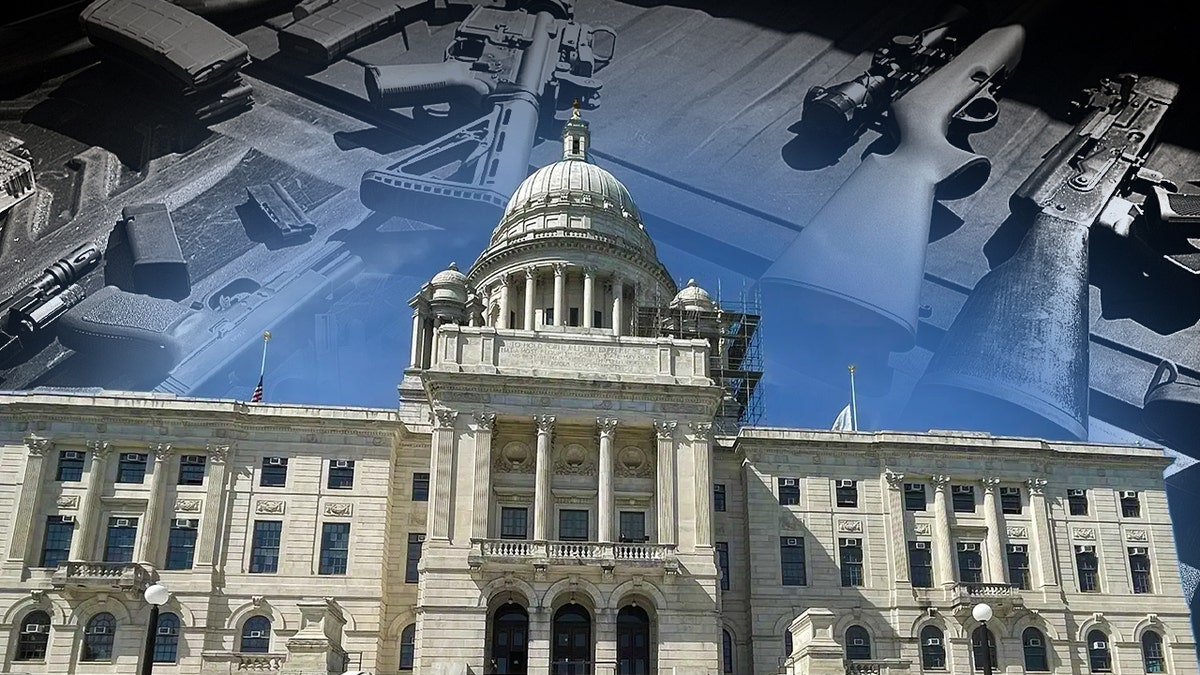 La Asamblea General de Rhode Island con armas de fondo