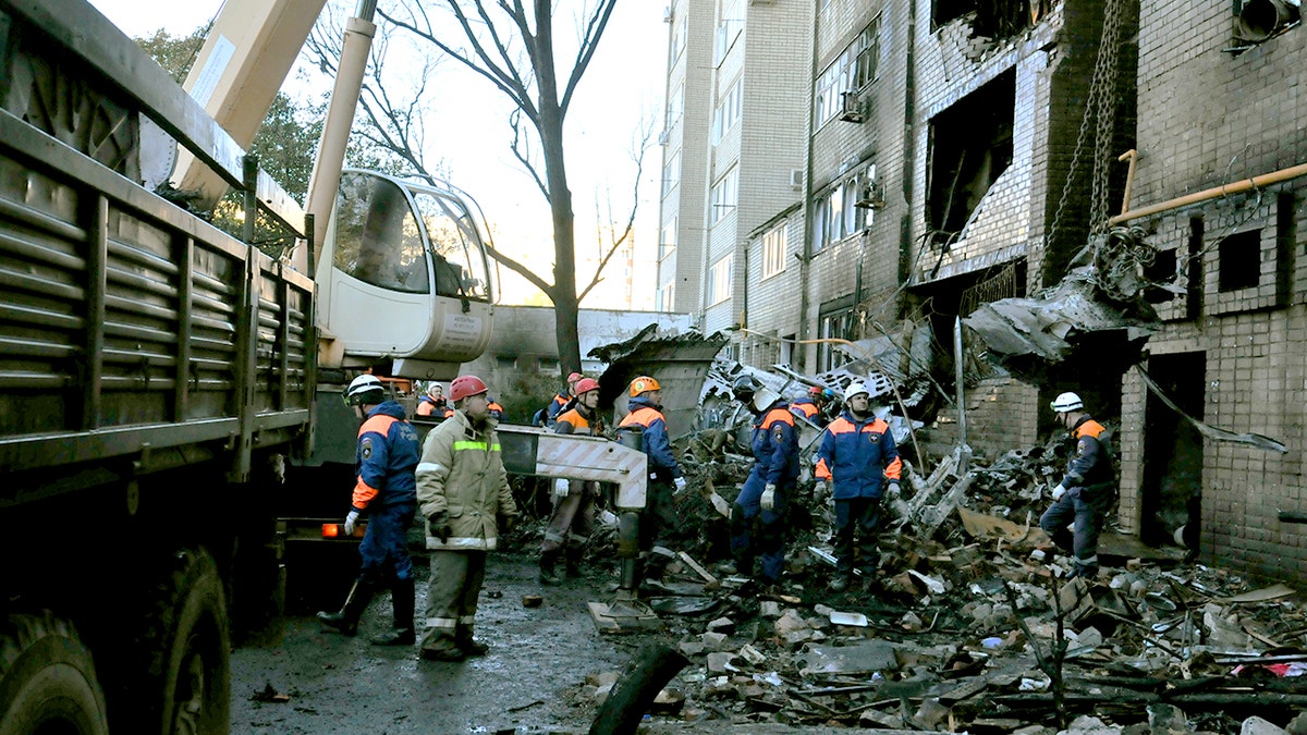 Los funcionarios rusos inspeccionan el lugar del accidente aéreo.