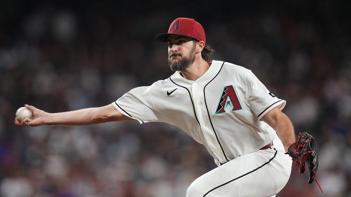 El derecho de los Diamondbacks de Arizona, Ryan Thompson, lanza en el Chase Field