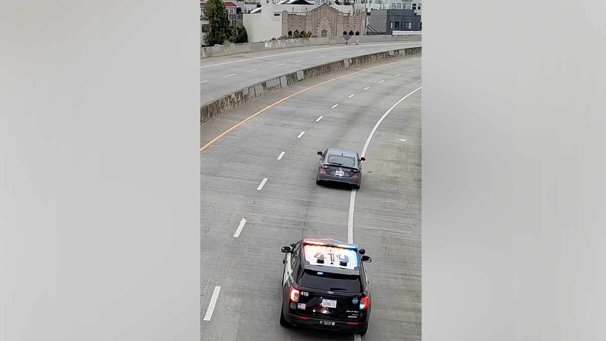 Police SUV pursues stolen car suspect during high-speed chase in San Francisco near Bay Bridge