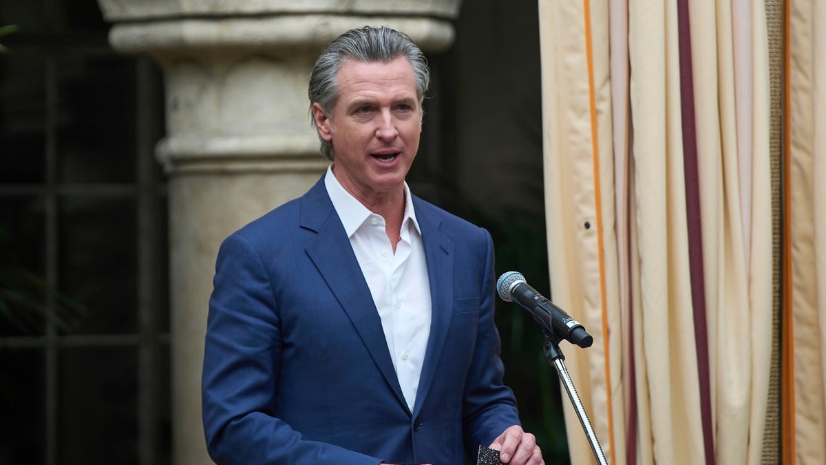 Governador Gavin Newsom falando em um pódio