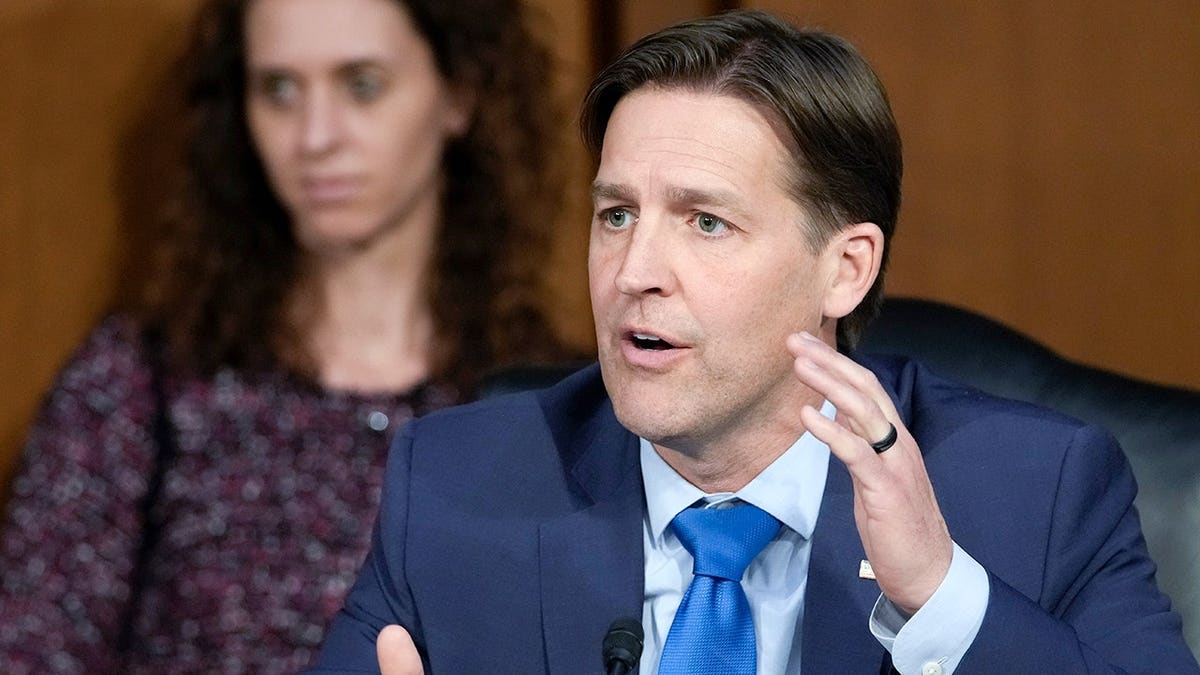 O senador Ben Sasse questionando o juiz Ketanji Brown Jackson durante audiência do Comitê Judiciário do Senado em Washington, DC