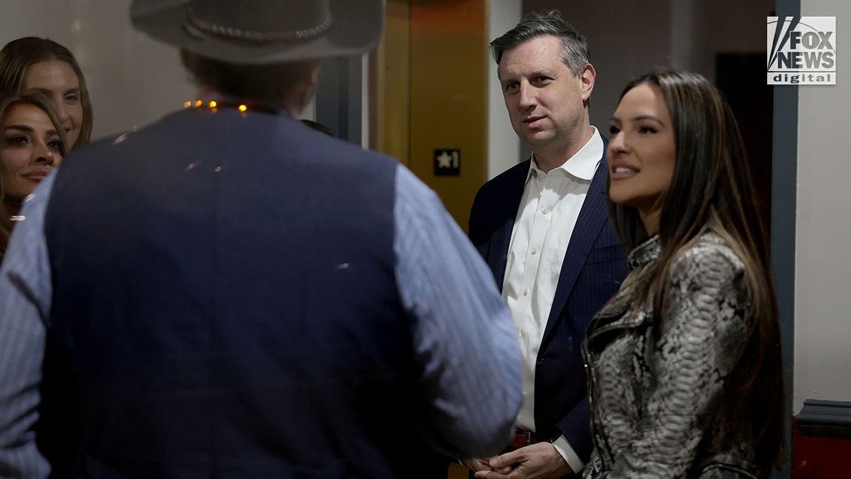 Seth Magaziner falando em um evento Real Housewives of Rhode Island.